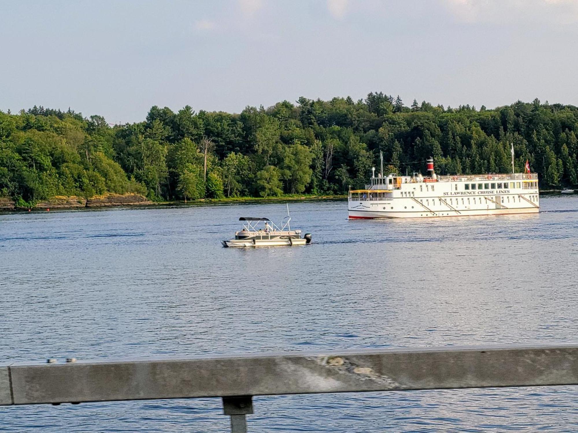 Kokomo Inn Bed And Breakfast Ottawa-Gatineau'S Only Tropical Riverfront B&B On The National Capital Cycling Pathway Route Verte #1 - For Adults Only - Chambre D'Hotes Tropical Aux Berges Des Outaouais Bnb #17542O Экстерьер фото